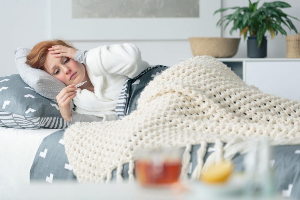 donna  letto colpita da virus influenza